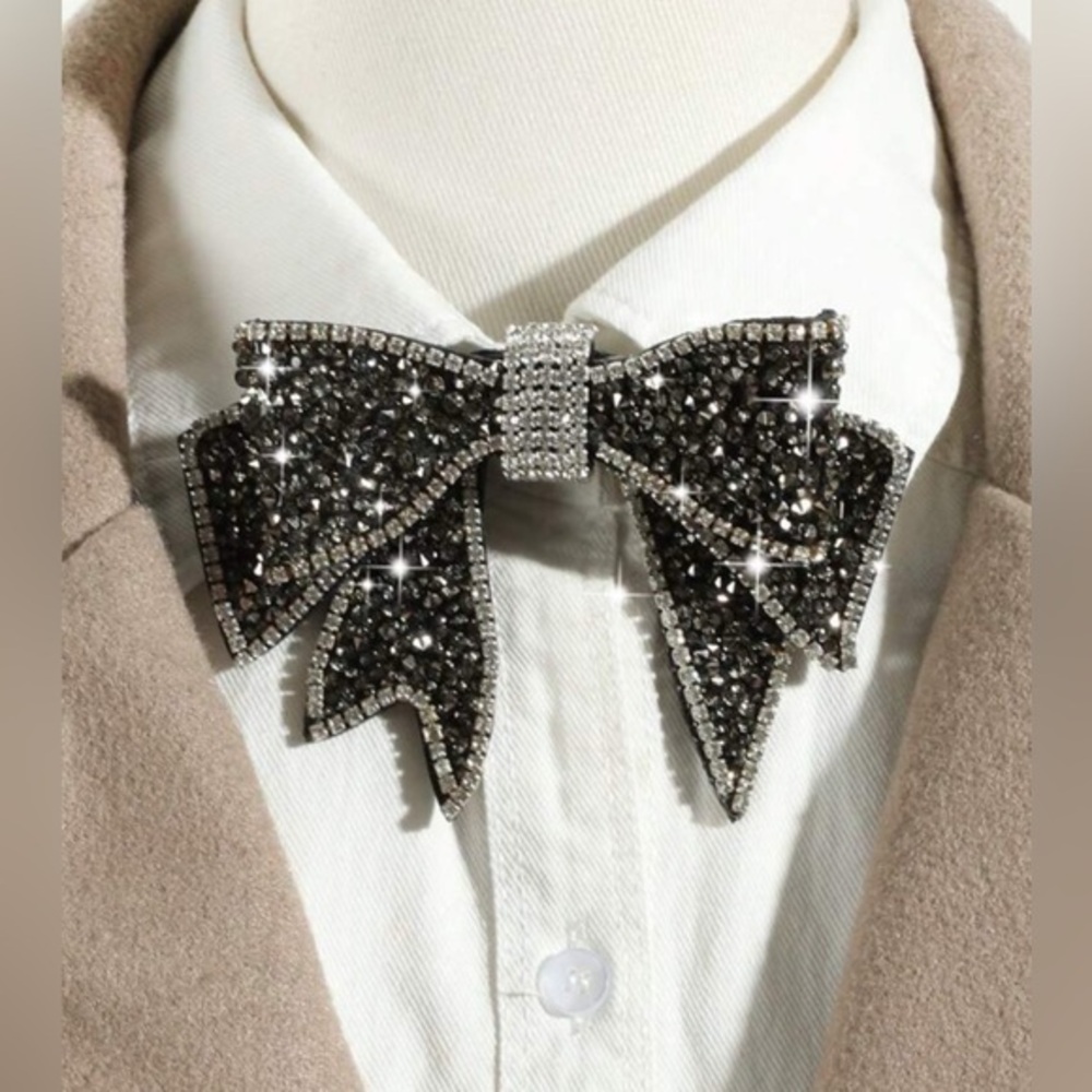 ✨NEW Sparkling Rhinestone Bow Brooch